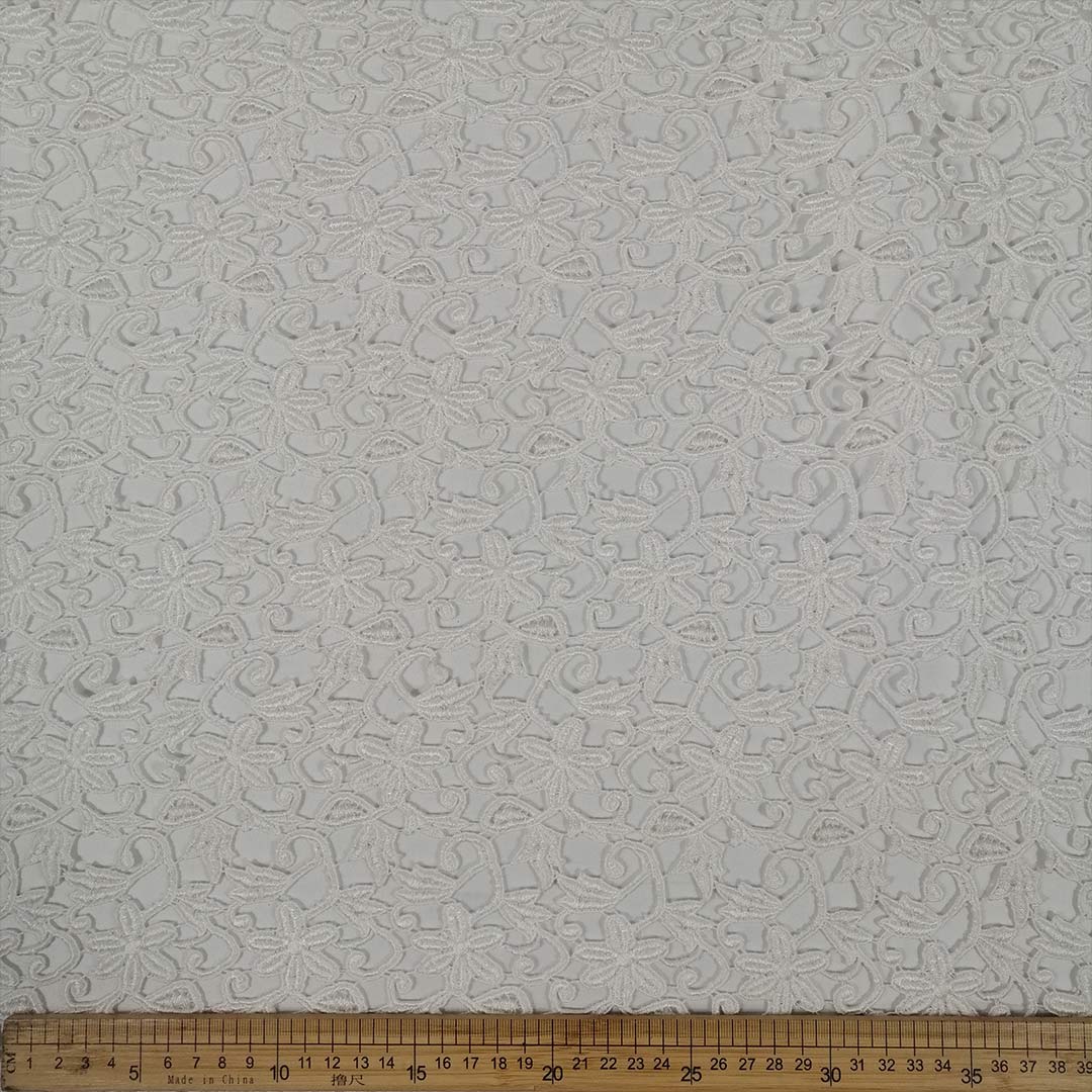 Sa-2458 Guipure White – Intricate white guipure lace trim, perfect for fashion, home décor, and craft projects, offering elegance and sophistication to any creation.